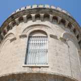 ...con tanto di torre arricchita da merli guelfi con dentellatura regolare...